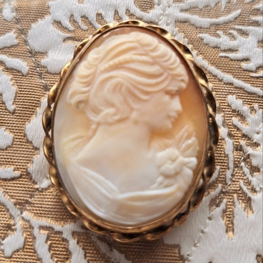 Cameo Right Facing Carved Shell White/ Peach Pendant Brooch Vintage Jewelry 1.5"